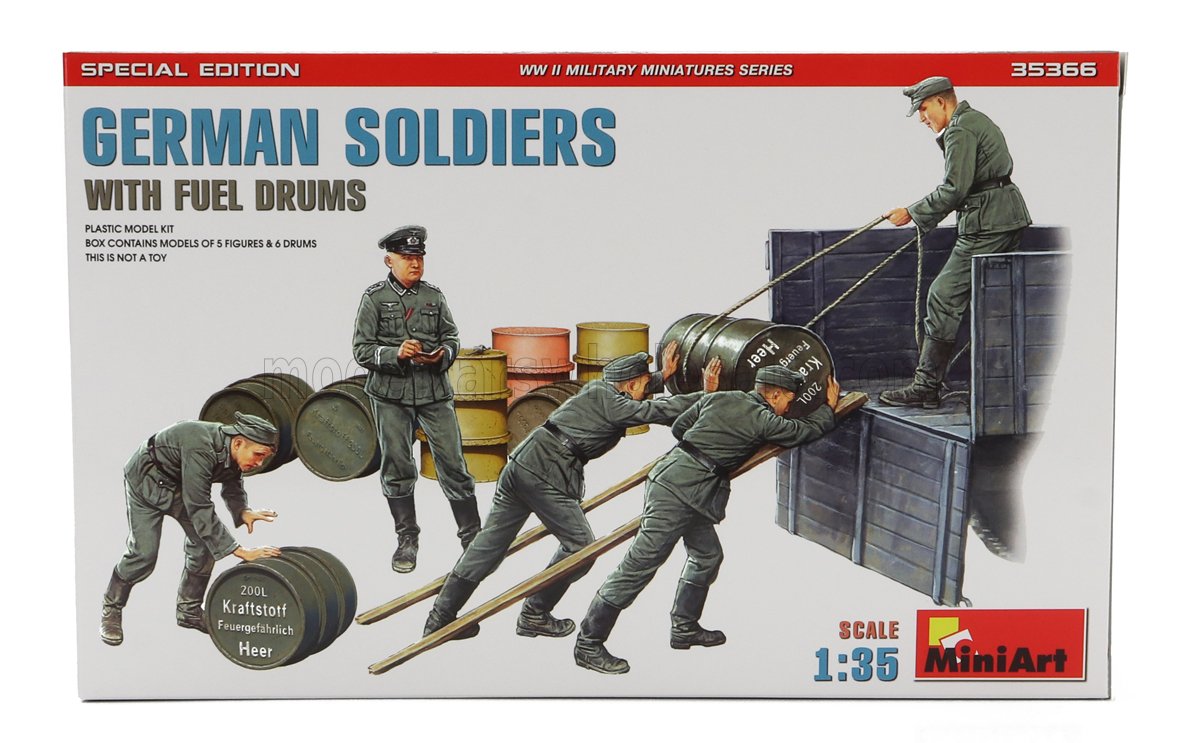 FIGURES | GERMAN SOLDIERS MILITARY WITH FUEL DRUMS 1945 | /